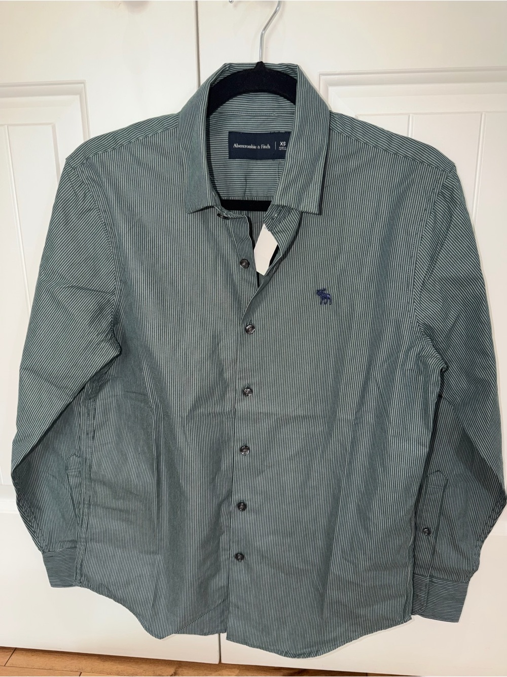 NWT Abercrombie & Fitch Men’s Extra Small Green Pinstripe Button-Down Shirt